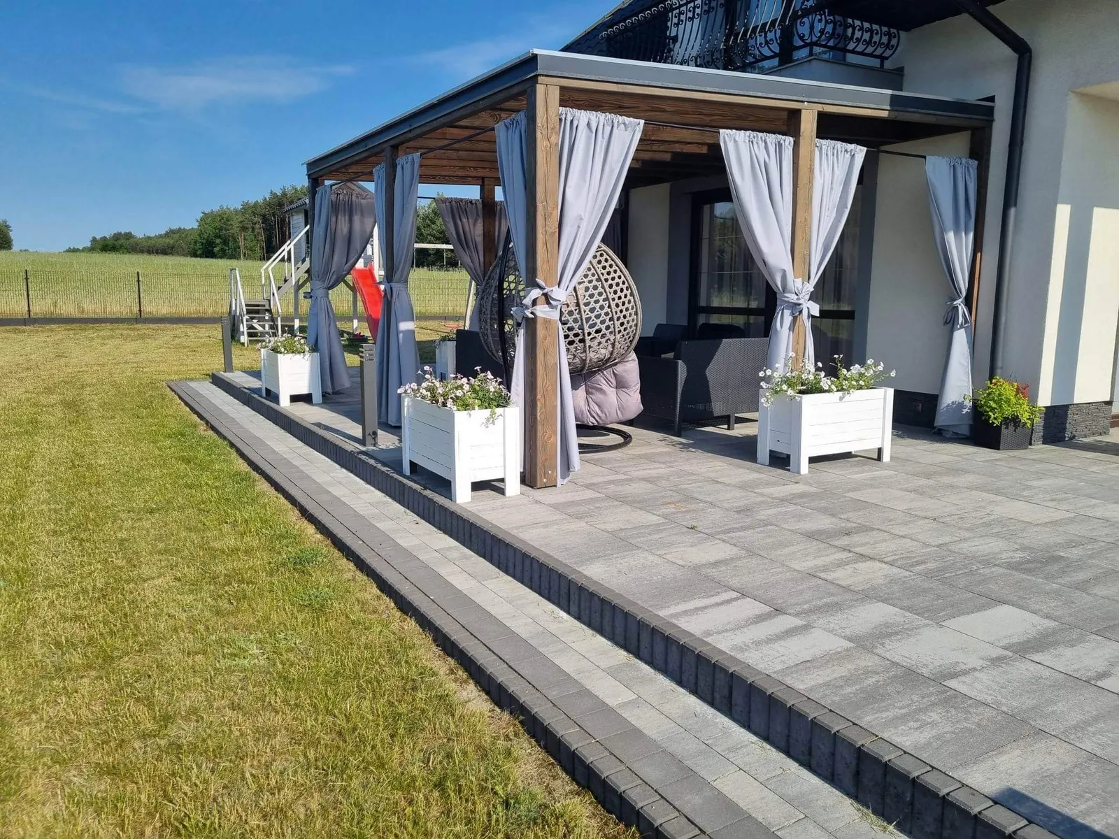 Drewniane zadaszenie tarasu z pergolą — realizacja LANDREW, Głogów Małopolski